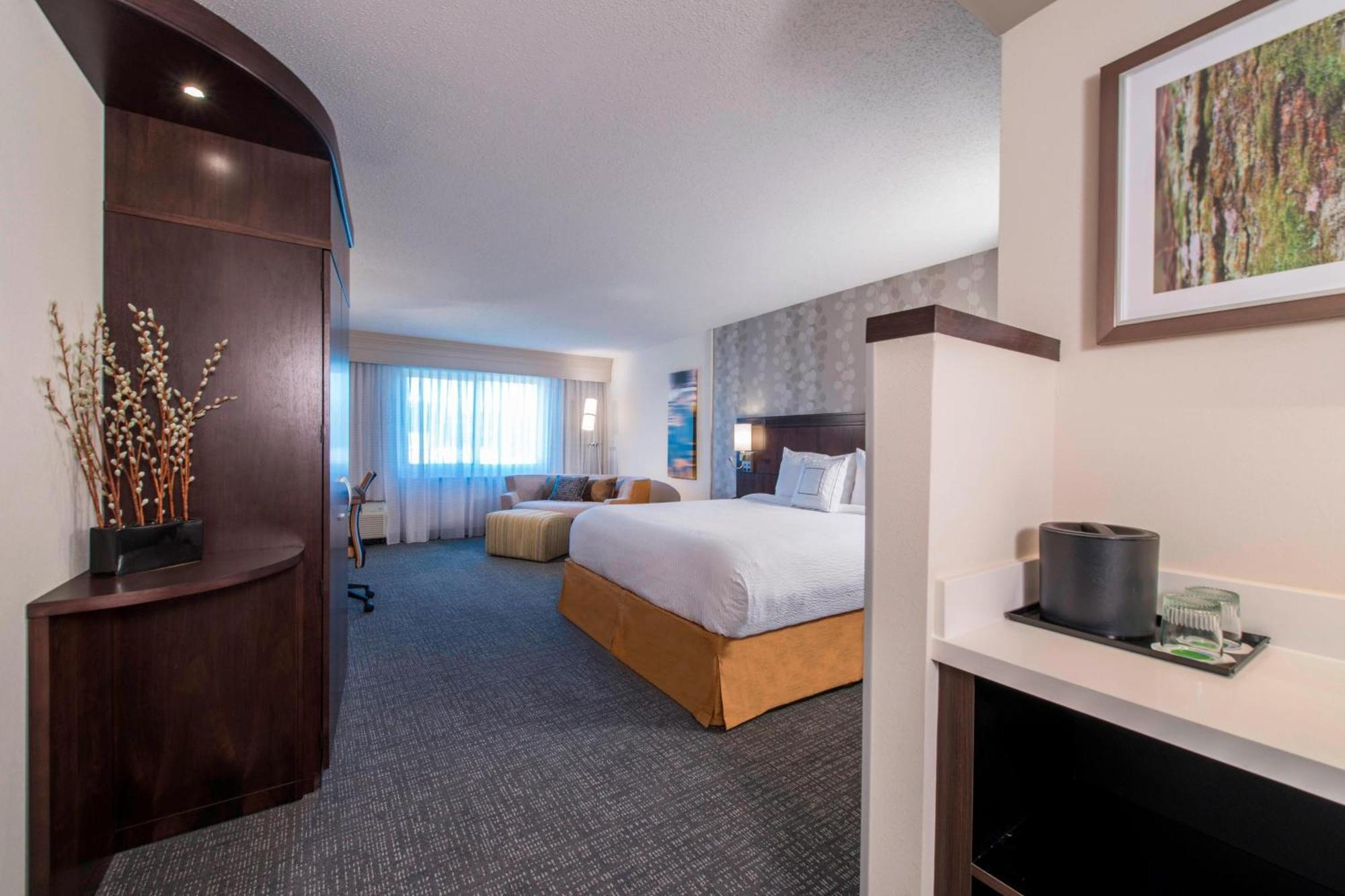 Courtyard By Marriott Columbus